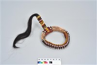 藏品(人髮珠飾野豬牙臂環)的圖片